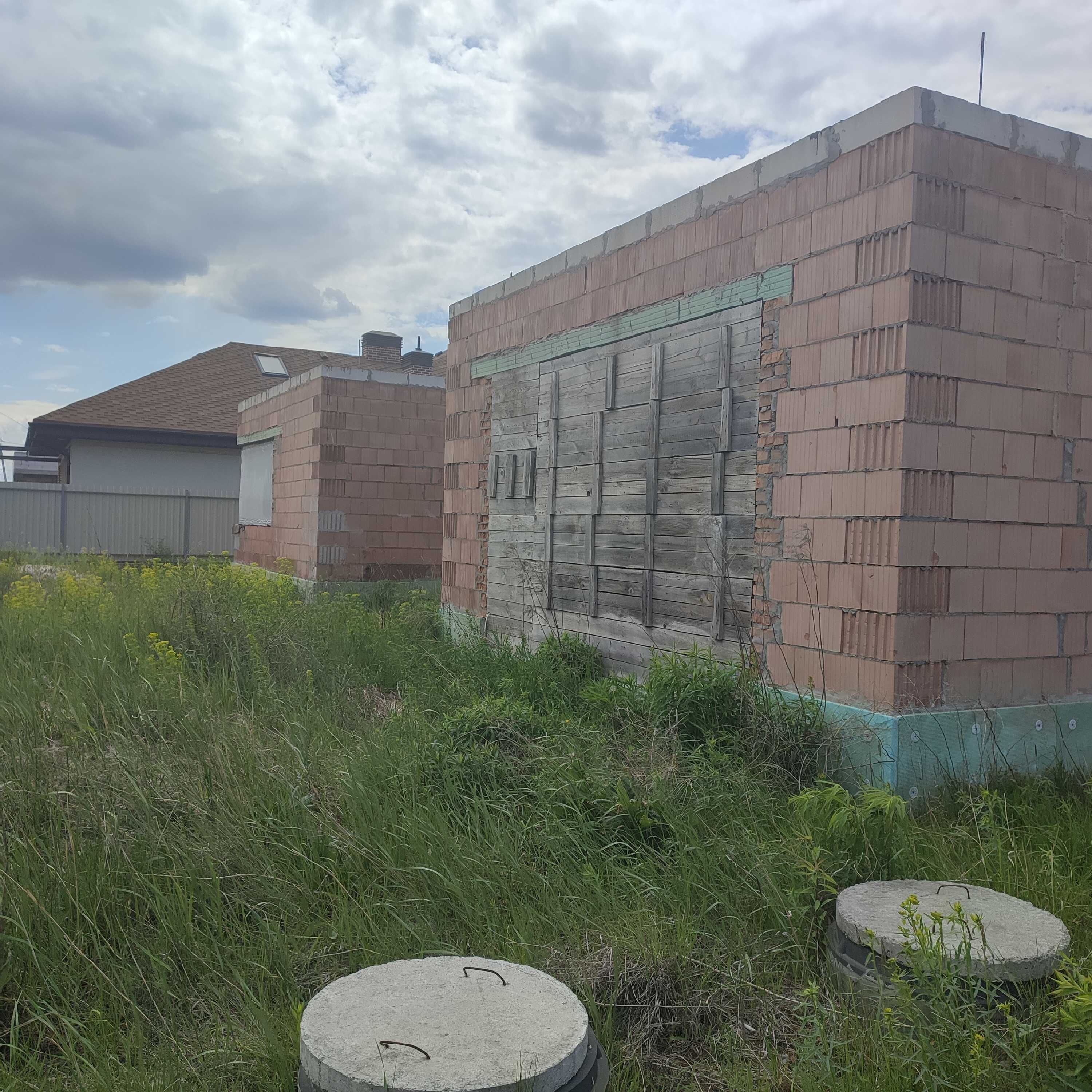 Продам одноповерховий будинок 240 м2 в КМ Міжріччя на березі озера.