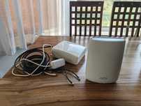 Router 4G LTE Netgear Orbit LBR20 z anteną zewnętrzną.