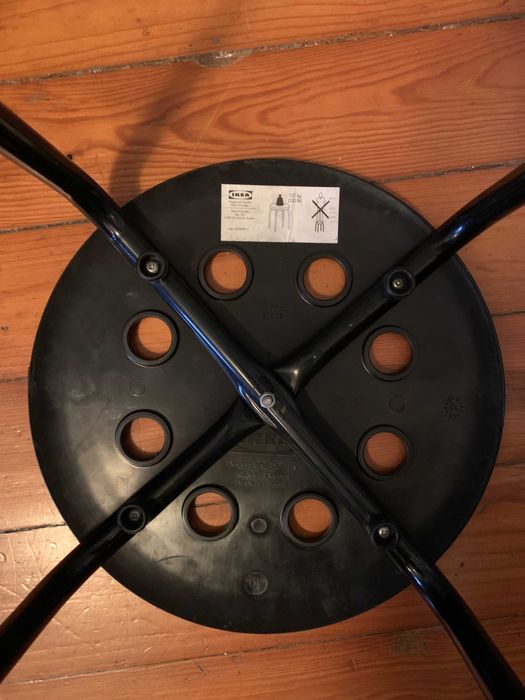 Cinco bancos pretos Ikea