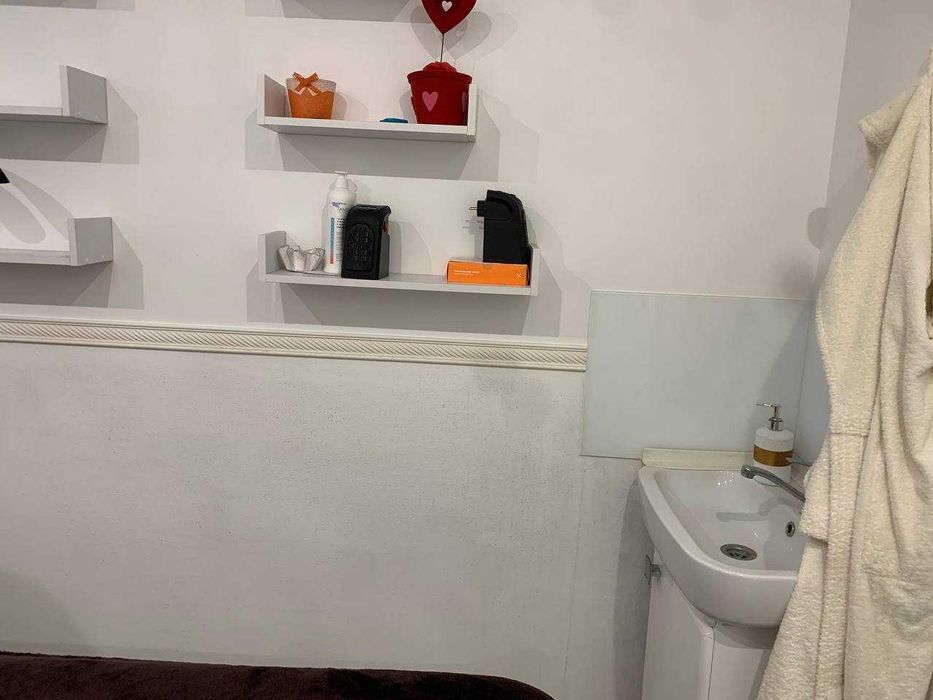 Є Світло в кабінеті 8 м2 кушетка вода в салоні краси Івасюка Оболонь