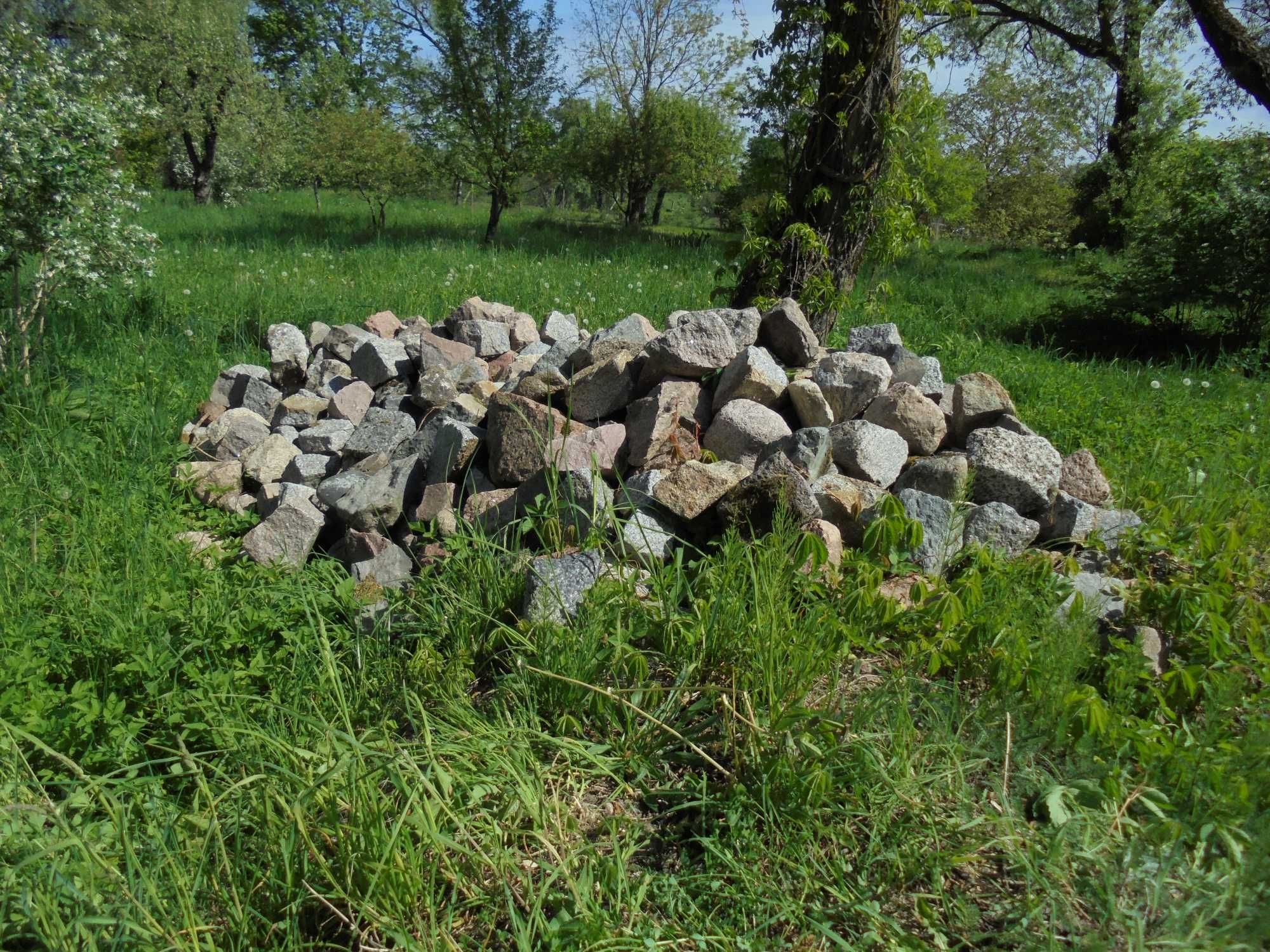 Sprzedam kamień łupany granitowy, wymiary boków od 15 do 20 cm