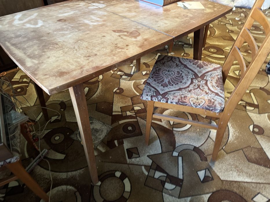Стіл та 3 крісла