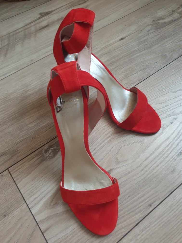 Śliczne czerwone sandały skórzane słupek 38