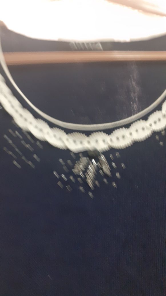 Blusa preta  de malha com aplicações  brancas e brilhantes  linda tama
