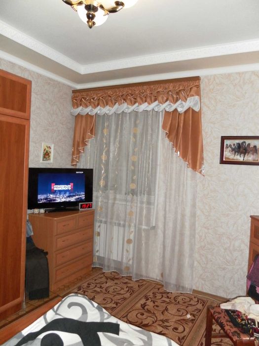 Ламбрекен, тюль, карниз. 3 комплекти на вікна. Кімната і 2 спальні.