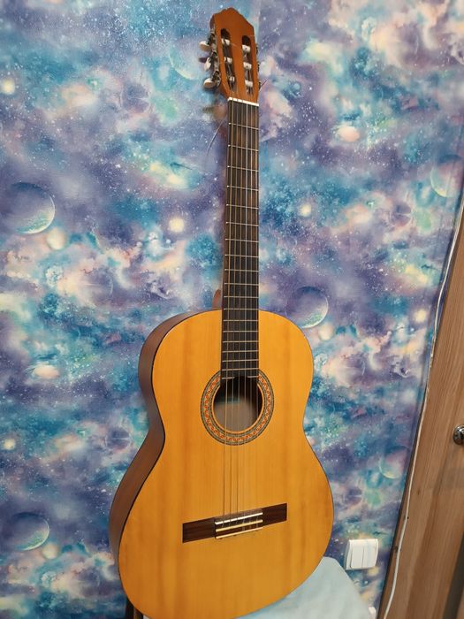 Продам классическую гитару Yamaha c40m