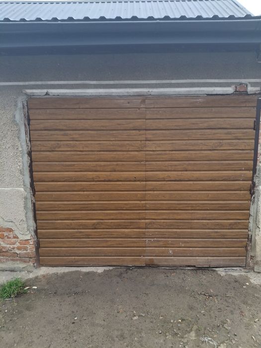 Двері зелізні ширина однієї частини 1.25 висота 1.95.