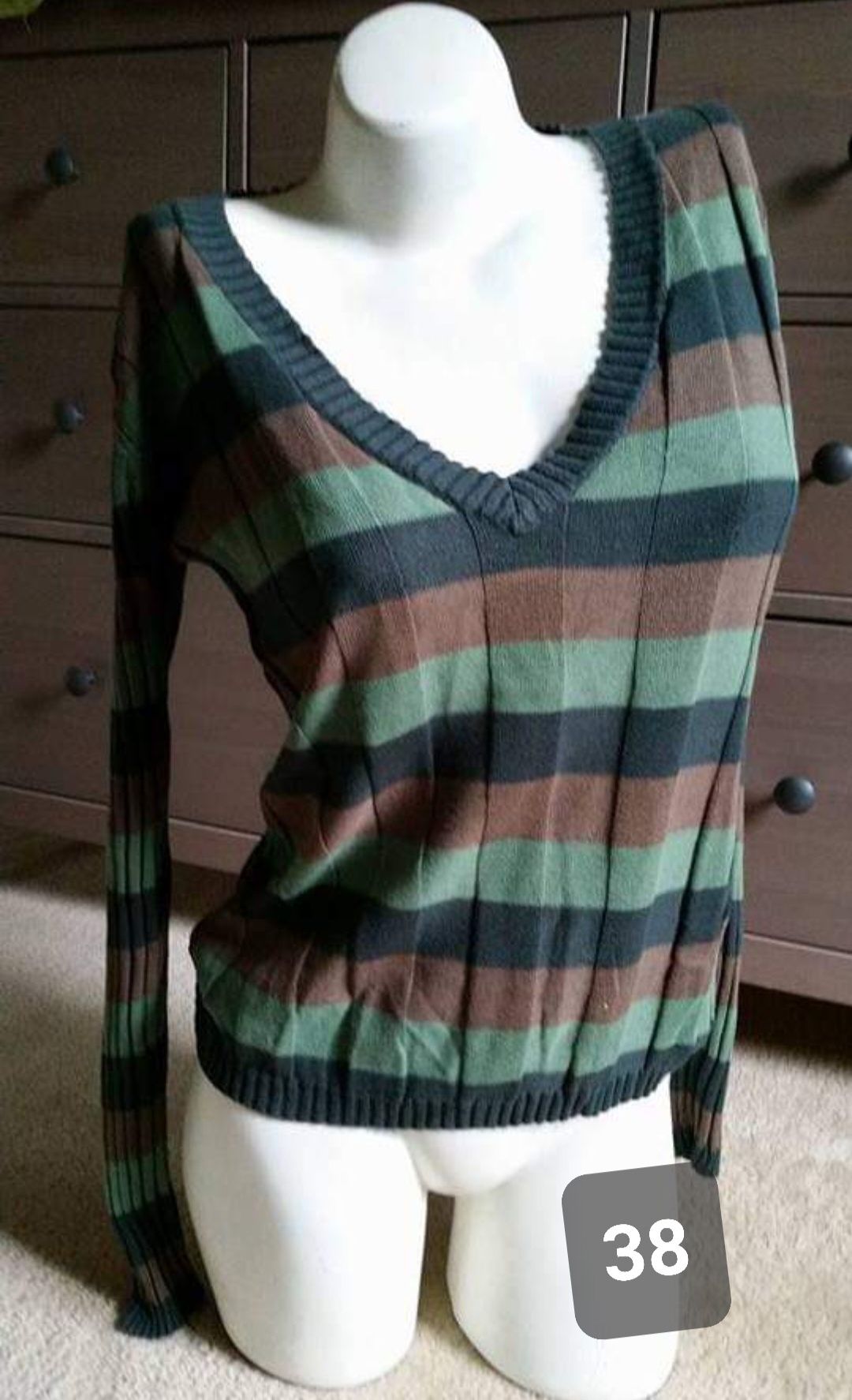 Sweterek z dekoltem w szpic, sweter w paski r.38