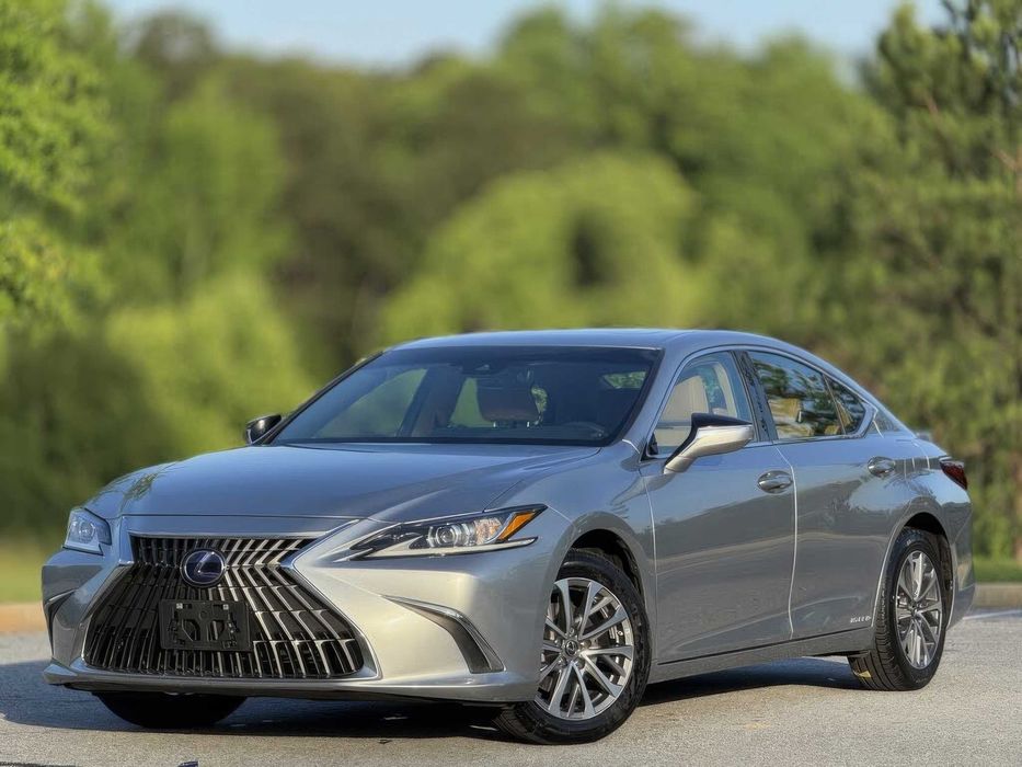 Lexus ES Hybrid 300h      2022