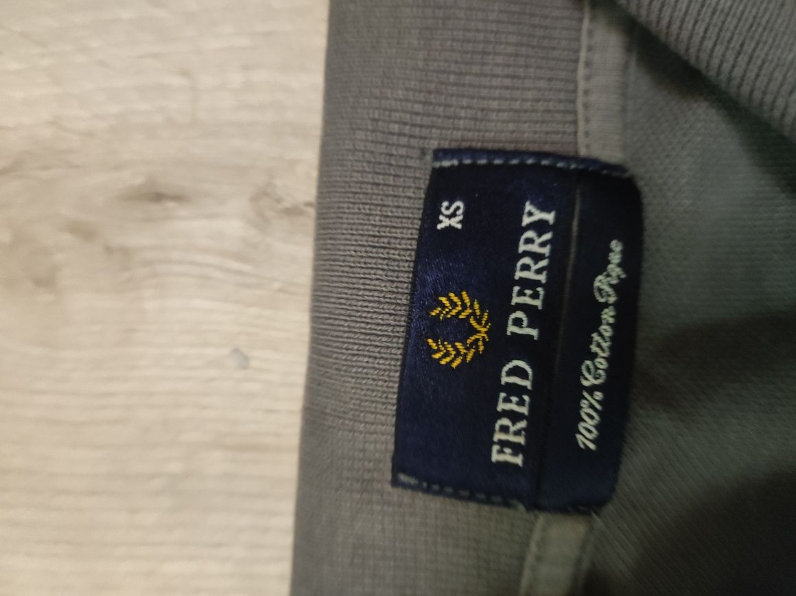 Тішка Fred Perry   
12-14 років.Стан  9/10.в