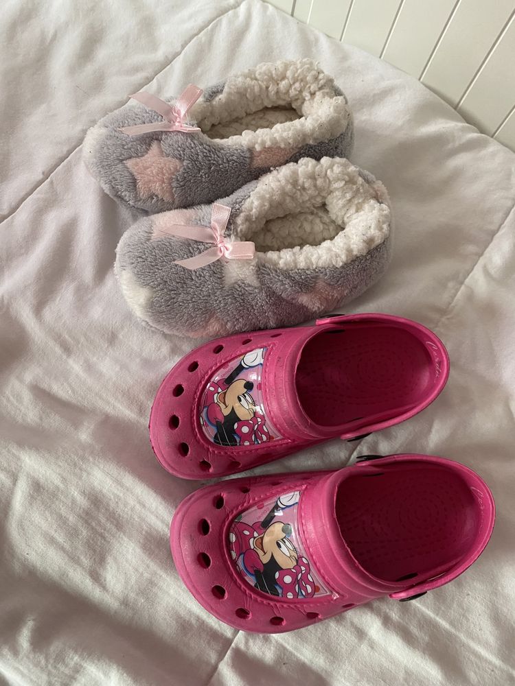 Vendo crocs da minnie e pantufas