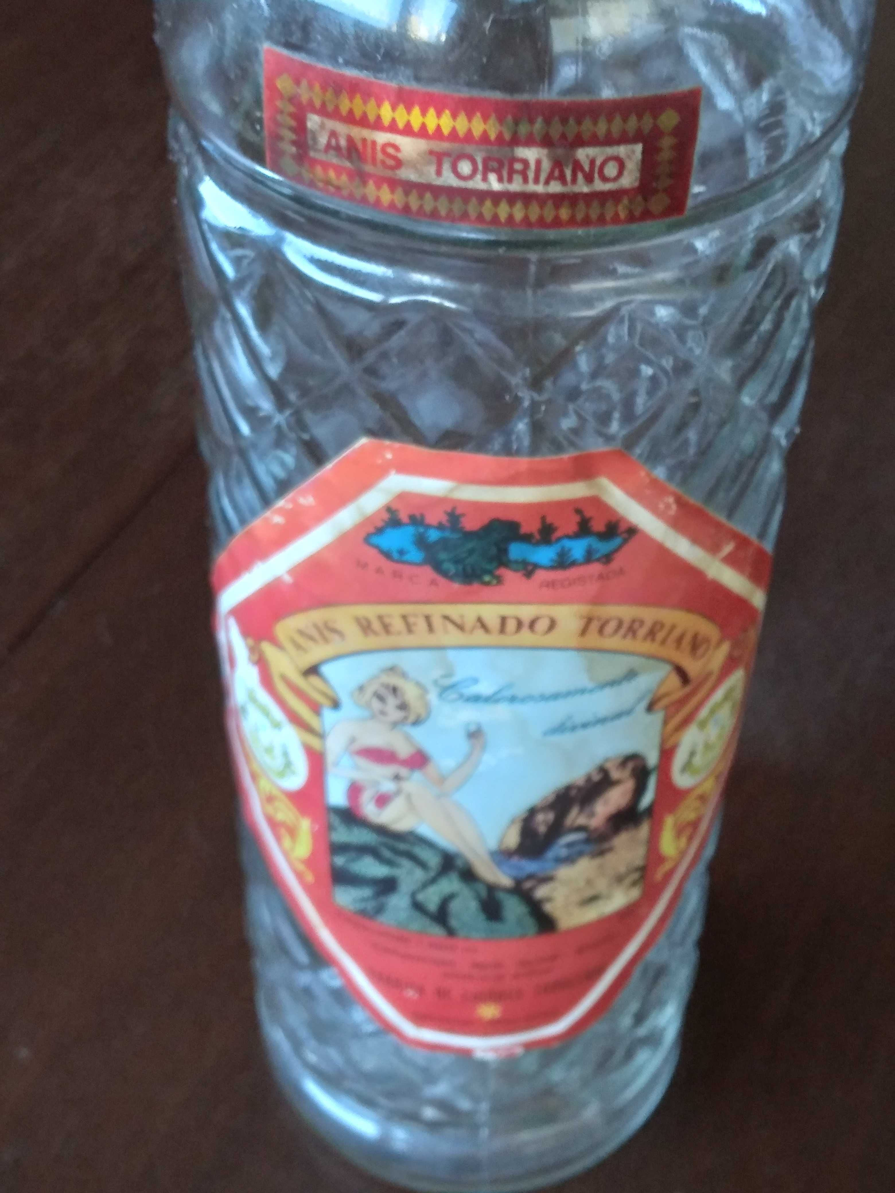 Garrafas com letreiros antigos