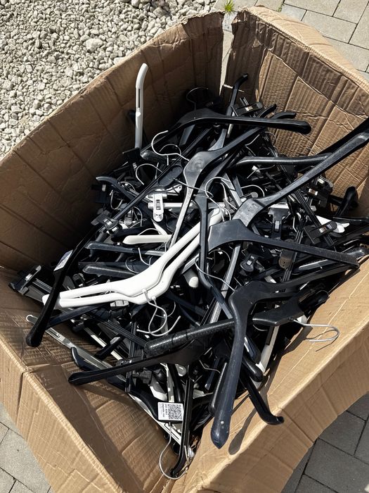 Karton wieszaków na ubrania około 90 szt