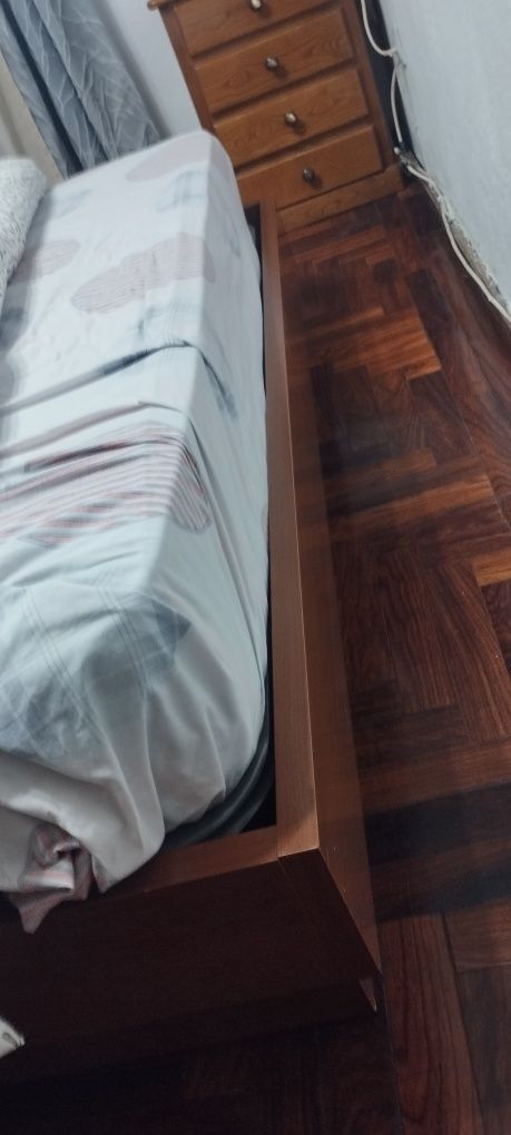 Cama de casal castanha