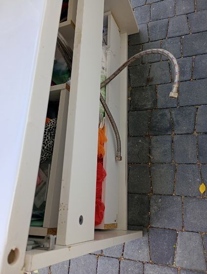 Szafka z umywalką, kranem i odpływem klik-klak