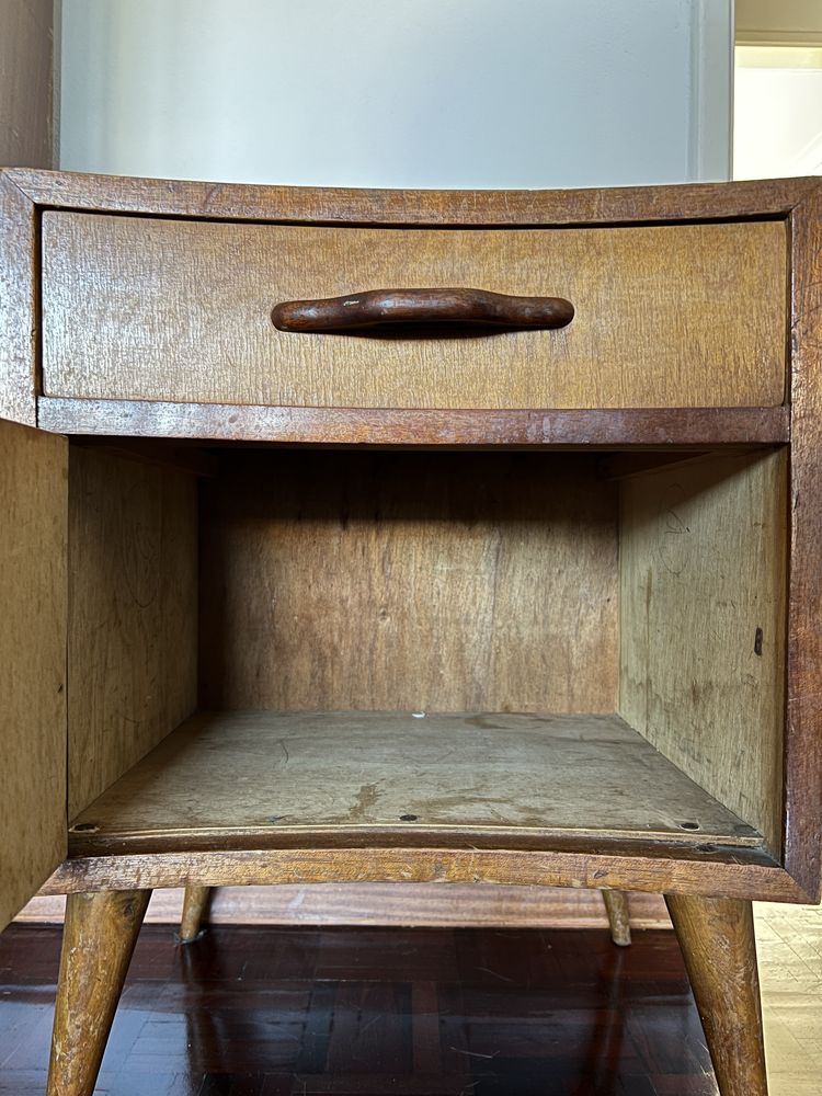 Mesa de cabeceira vintage.