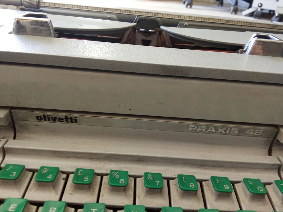 Maquina de escrever Olivetti Praxis (liga mas não funciona)