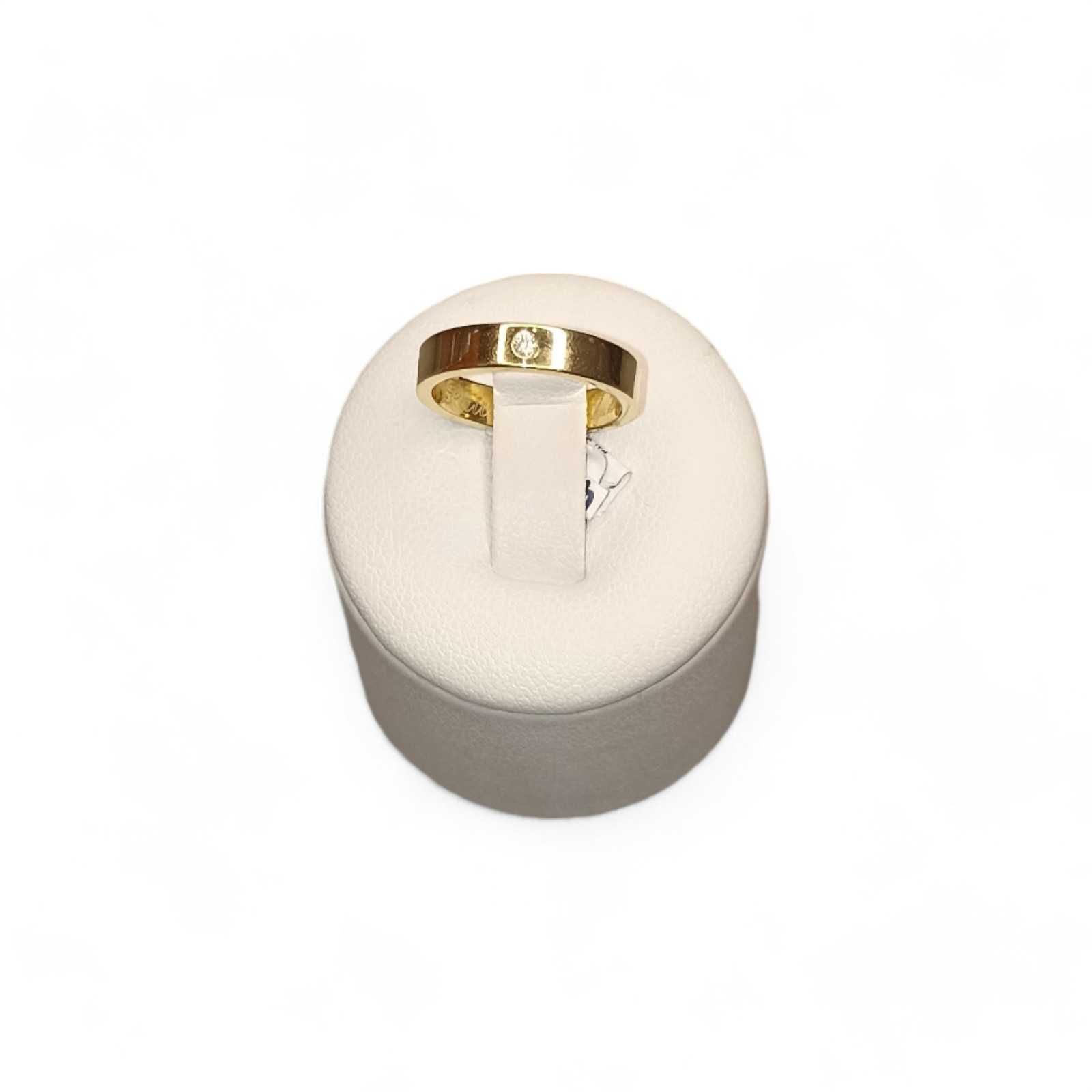 Złota obrączka z diamentem, 0,03ct. pr. 585, 4,27g. roz. 12