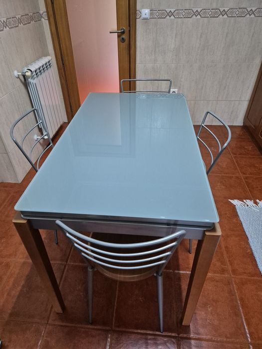 Mesa de Cozinha com 4 Cadeiras – Elegante e em Ótimo Estado