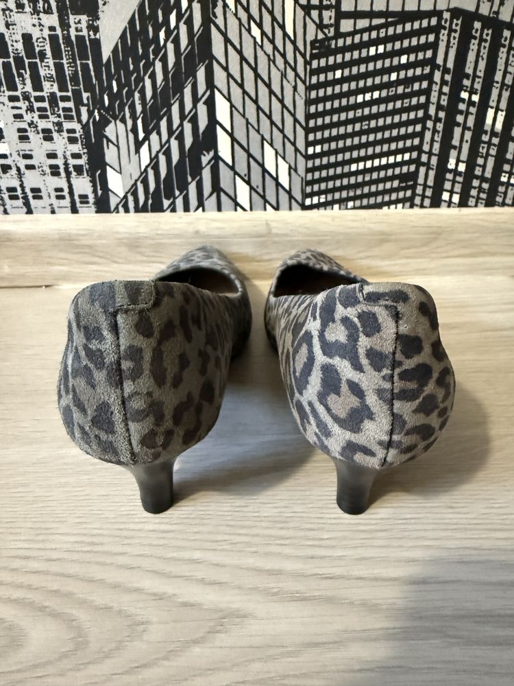 Замшеві туфлі на підборах в леопардовий принт clarks
