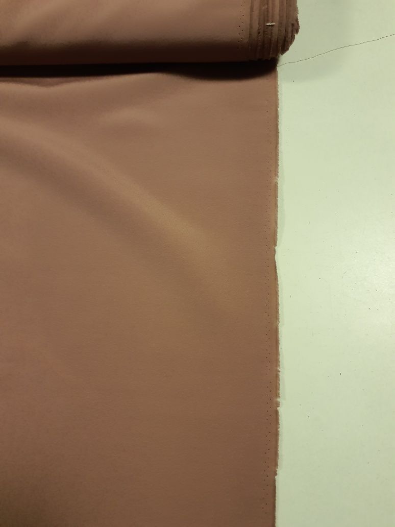 Tkanina cieńsza brudny róż szer.145 cm.