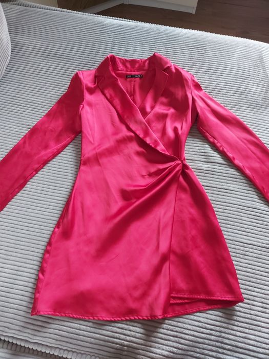 Czerwona satynowa sukienka koktajlowa z poduszkami w ramionachZara XS