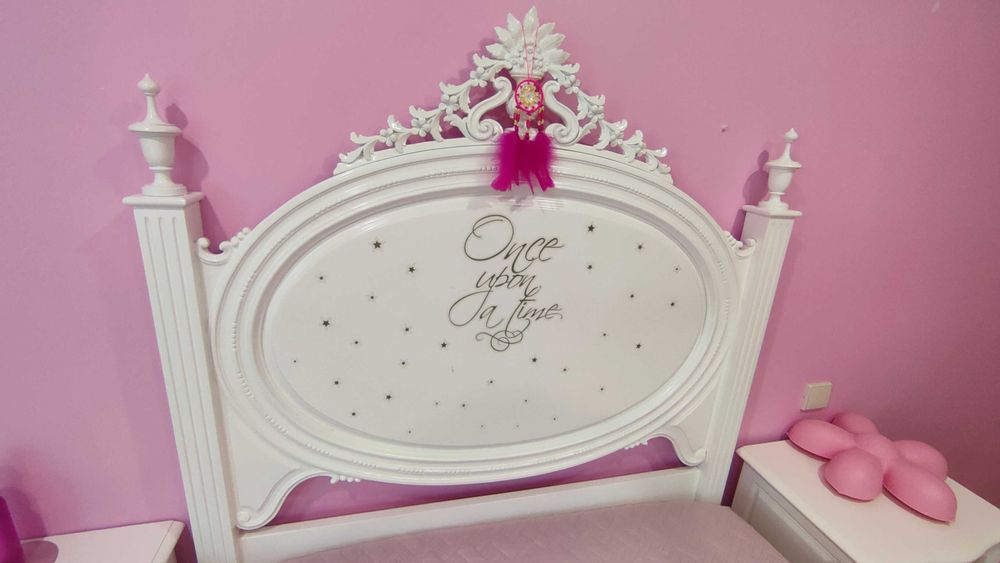 Mobília antiga de quarto lacada em branco