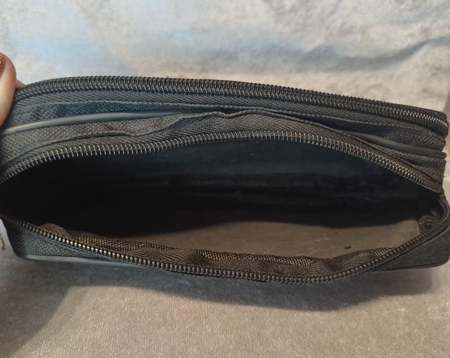 Czarny piórnik/saszetka z ozdobą