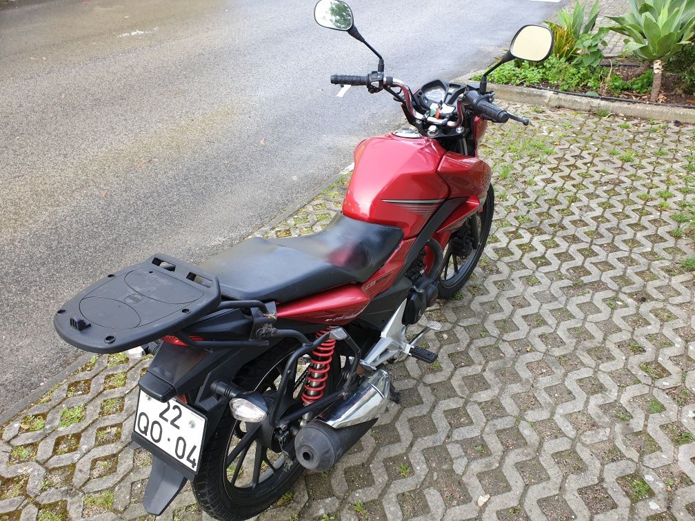 Honda CB 125F 2015 com top case.