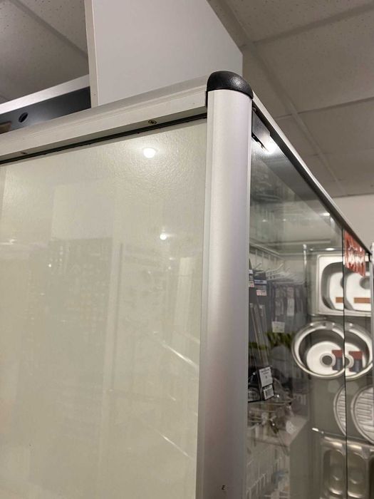 Б/у шафа скляна з сіткою в гарному стані витрина