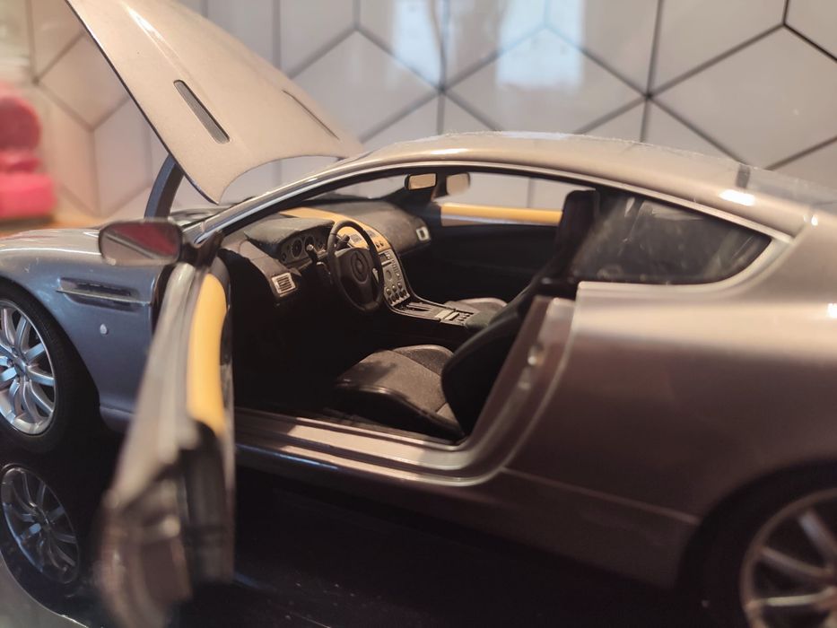Minichamps 1 18 Aston Martin db9 coupe