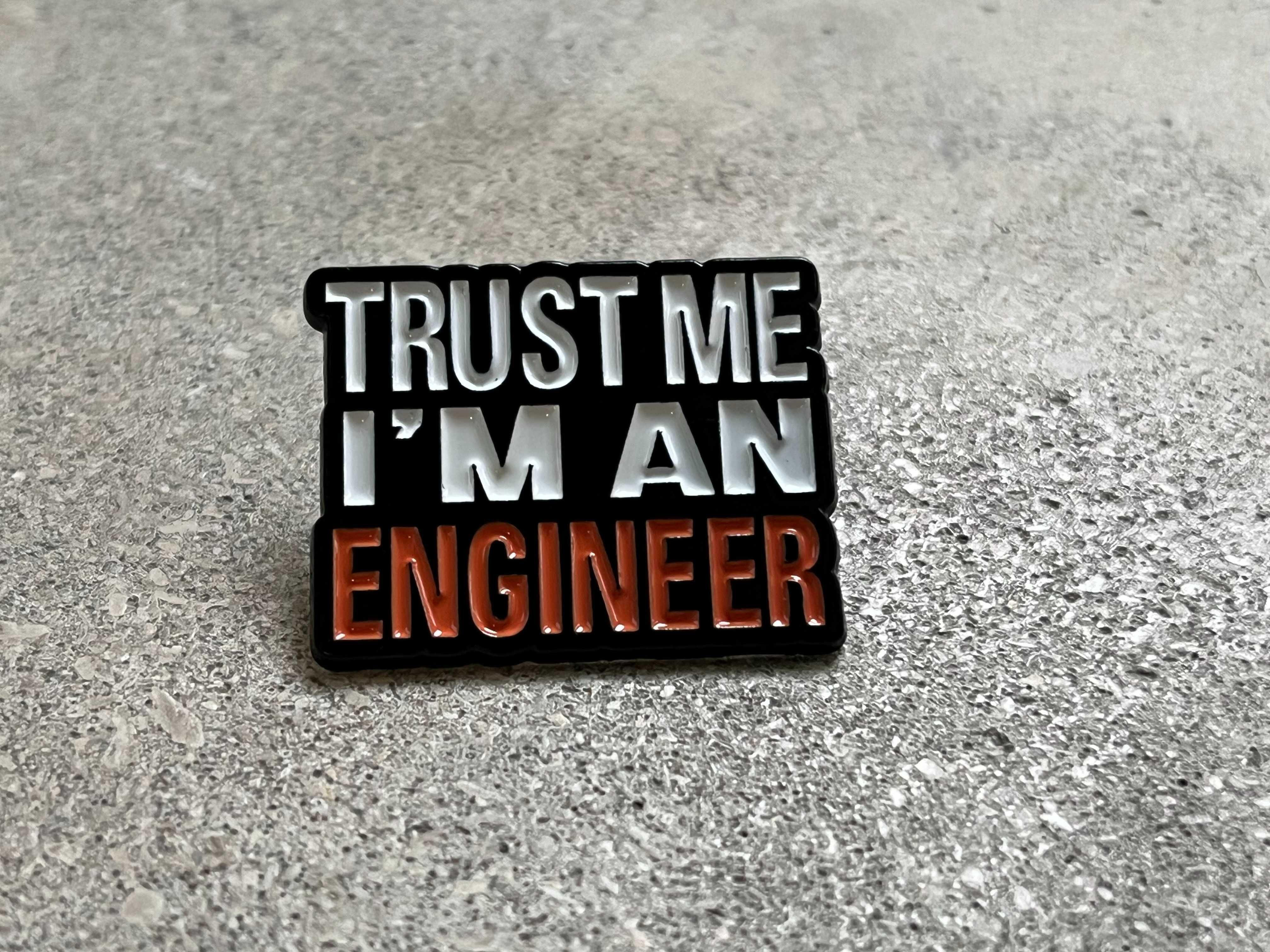 Pin Estilo "Trust Me I'm An Engineer" - Novo, Selado