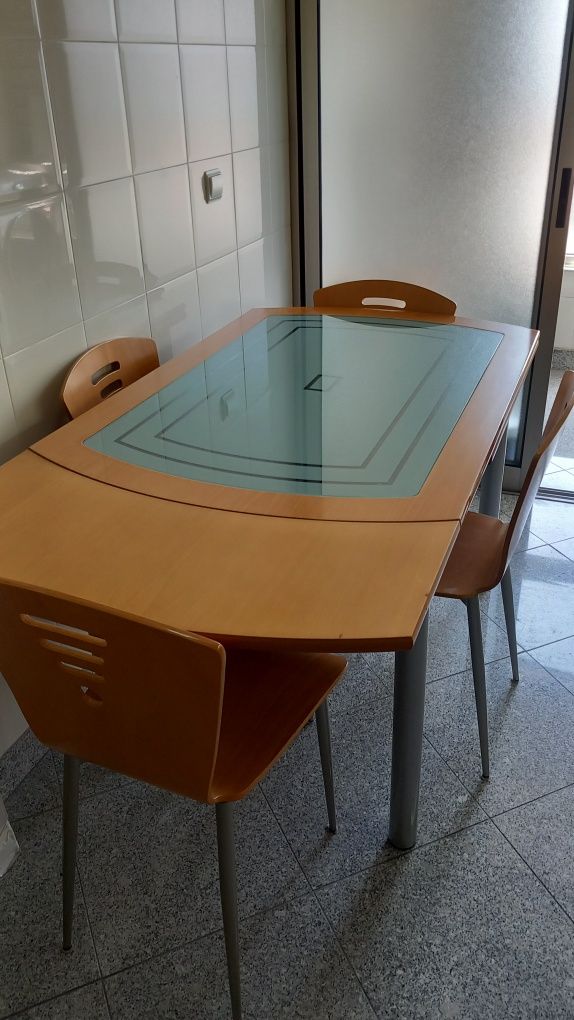 Mesa com 4 Cadeiras