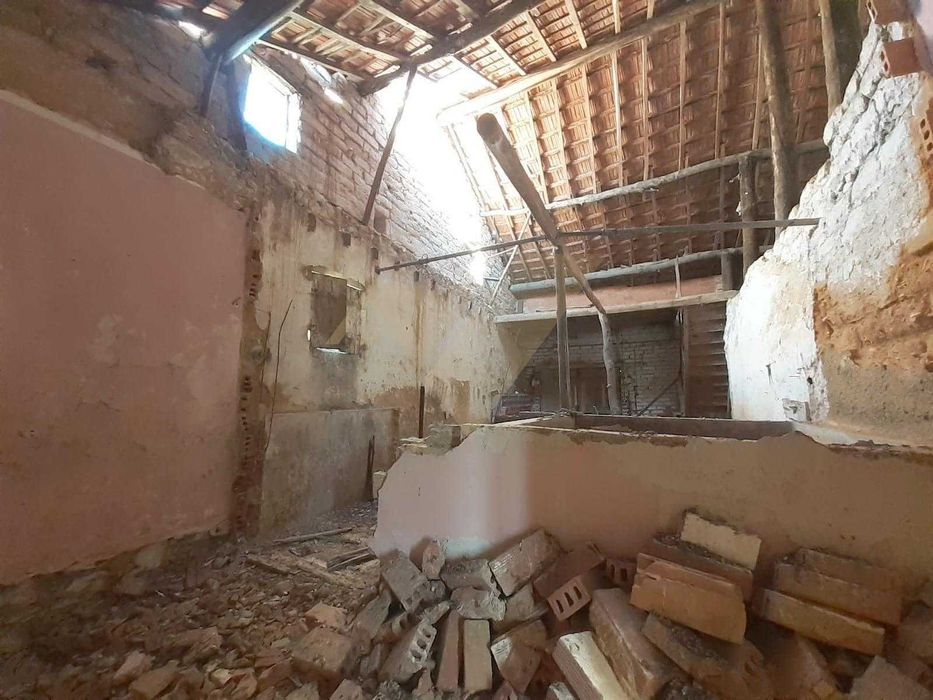 Moradia para restauro localizada em Casal do Bolho Cantanhede