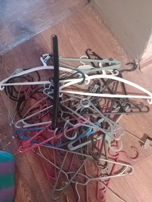 Вещи женские много, разные от купальников до свитеров