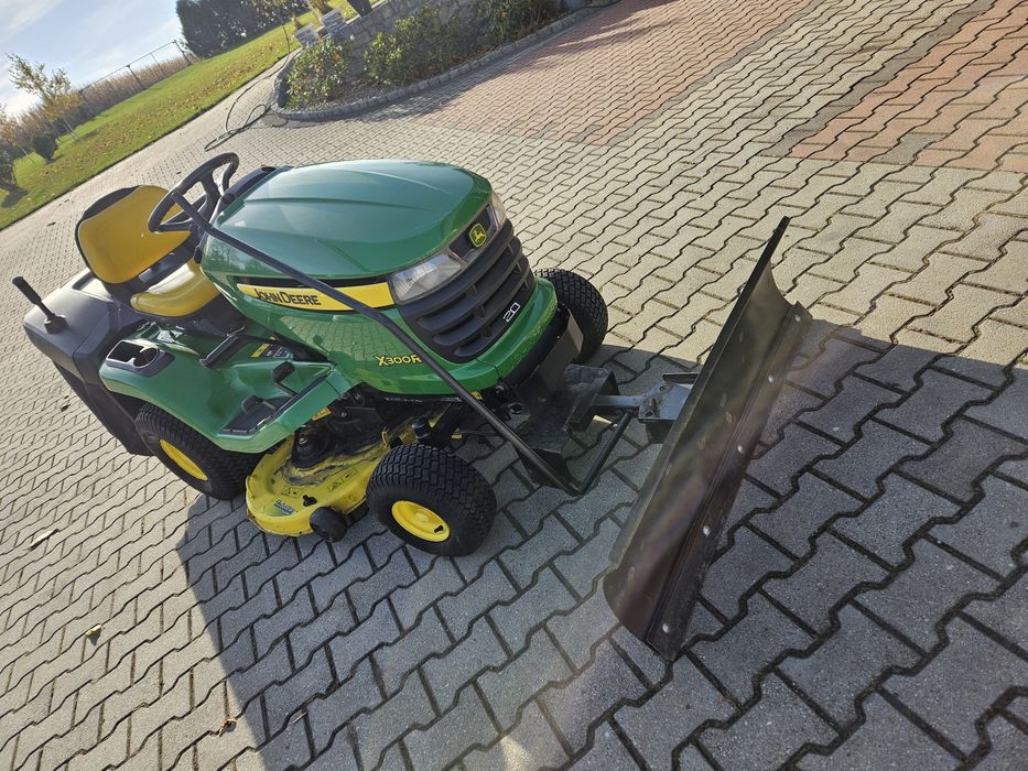 Kosiarka traktorek.  Pług do śniegu John Deere.