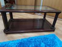 Mesa pequena de sala em nogueira com tampo de vidro