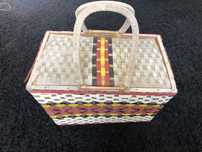 Cesta de picnic antiga com tampa