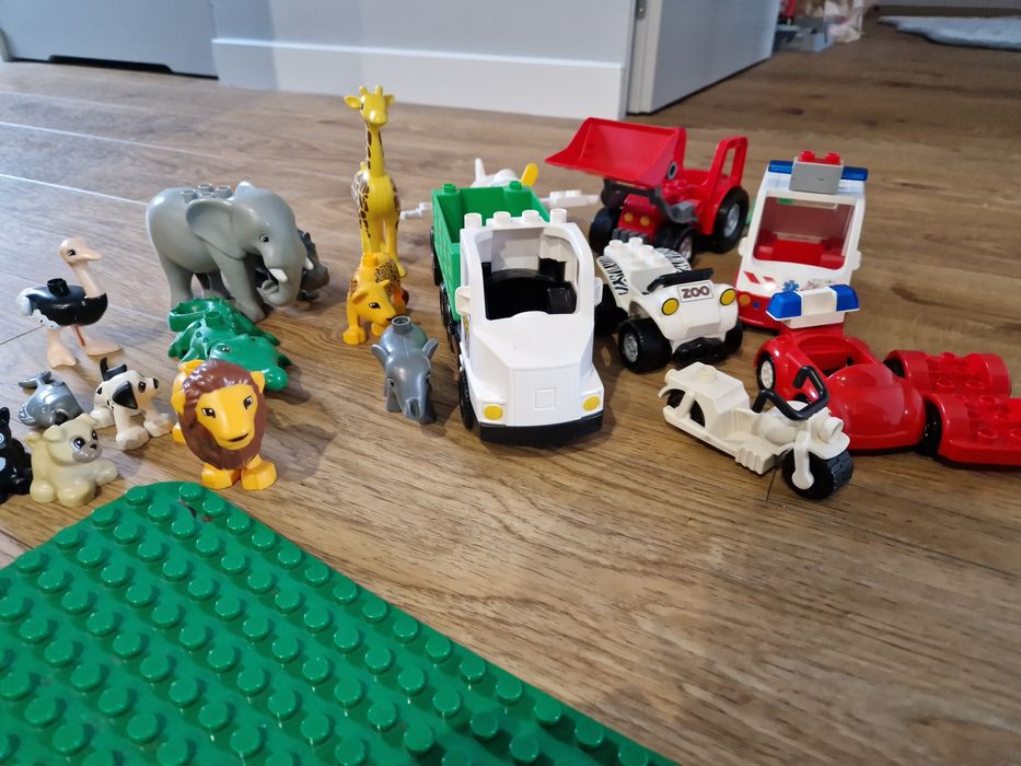 Ogromny zestaw LEGO, liczne postacie, szpital, zoo, kolejka