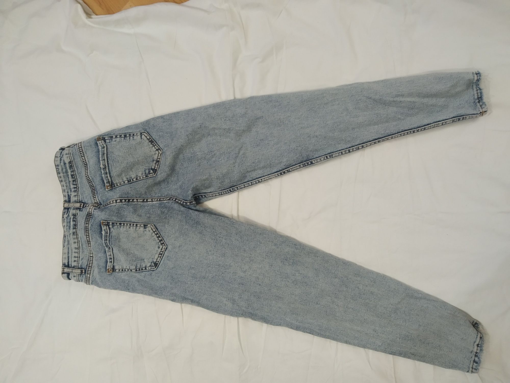 Продам светлые джинсы Мом