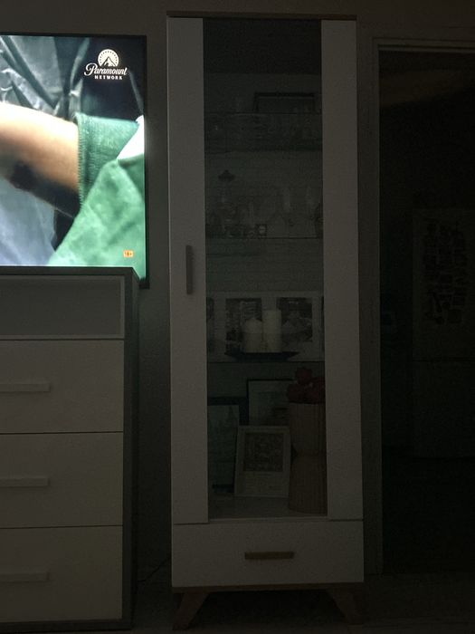 Witryna biała podswietlana