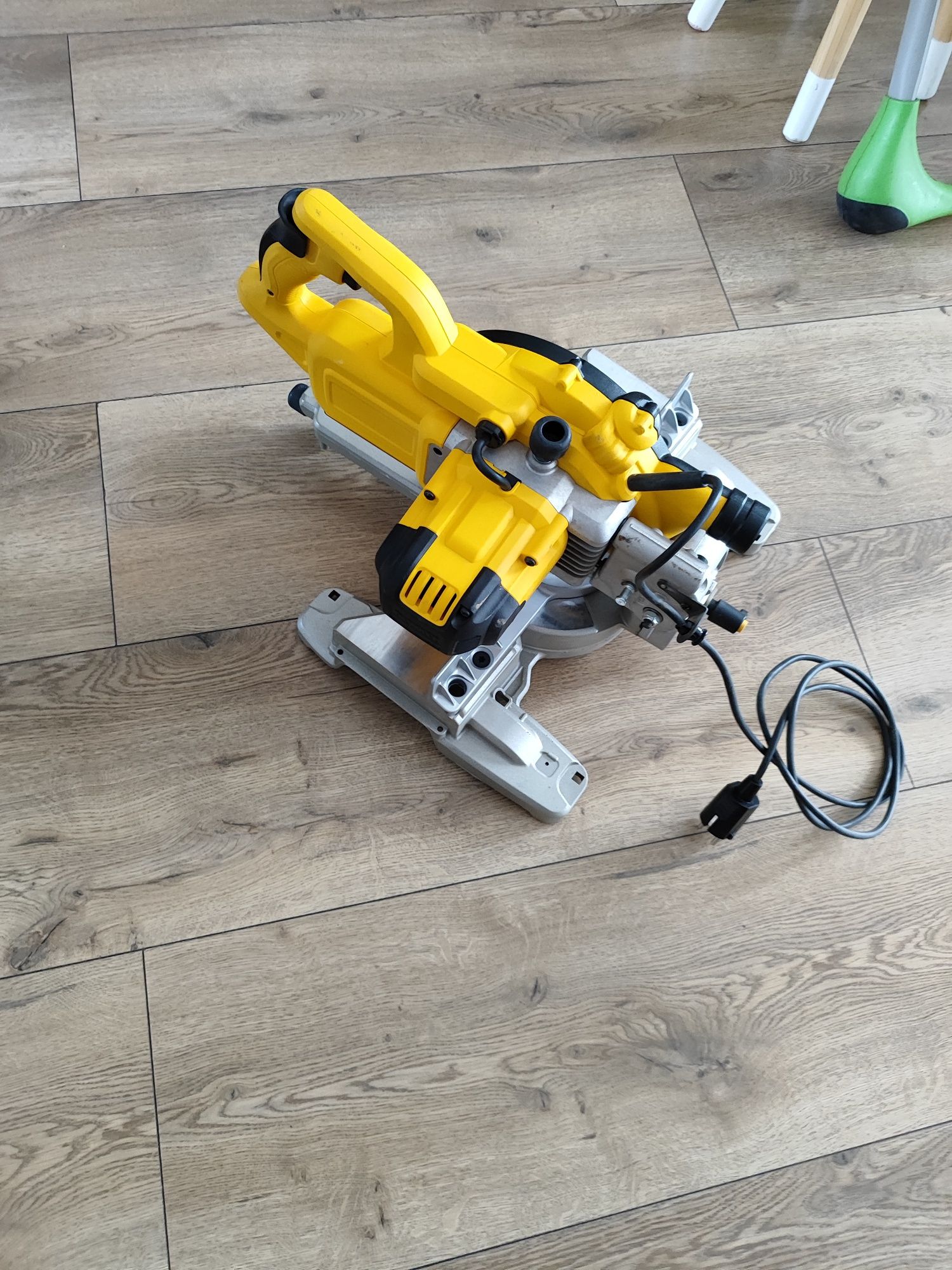 Piła ukosowa z posuwem DeWalt 1300wat, tarcza 216mm