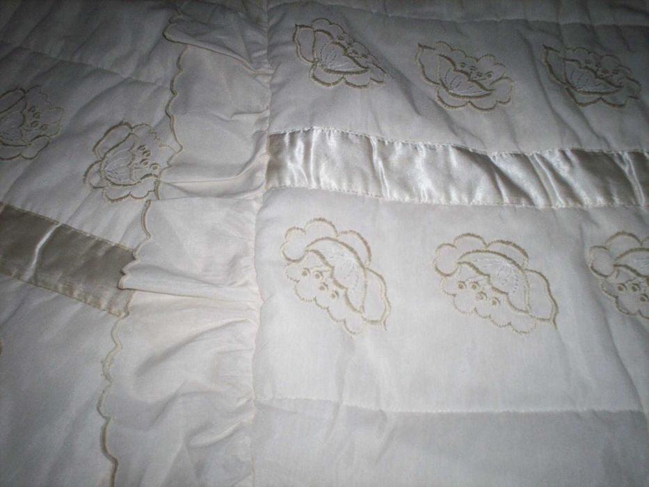 Colcha de casal bordada creme