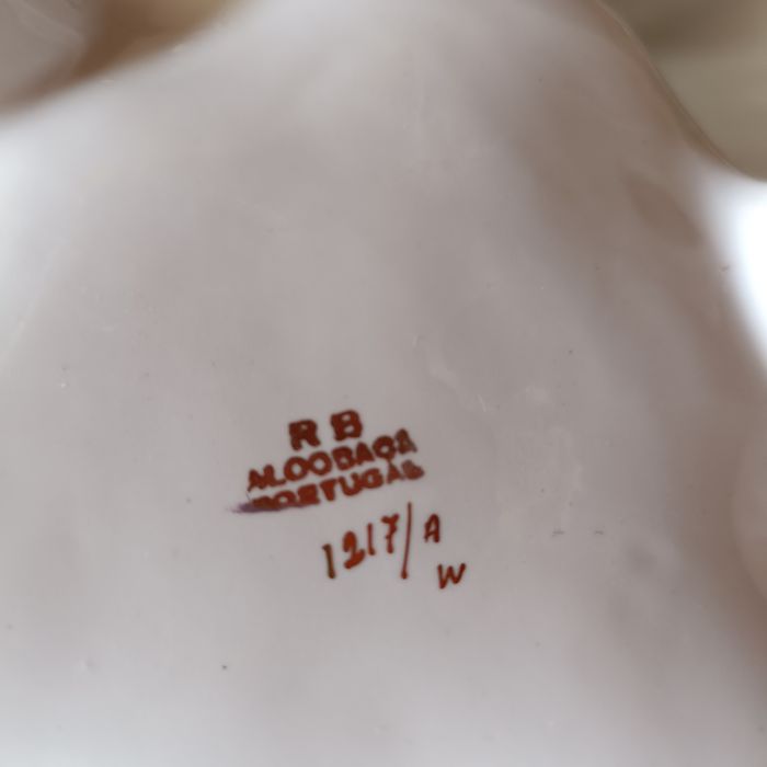 Terrina antiga louça de Alcobaça com flores em relevo