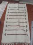Carpete bege com riscas castanhas