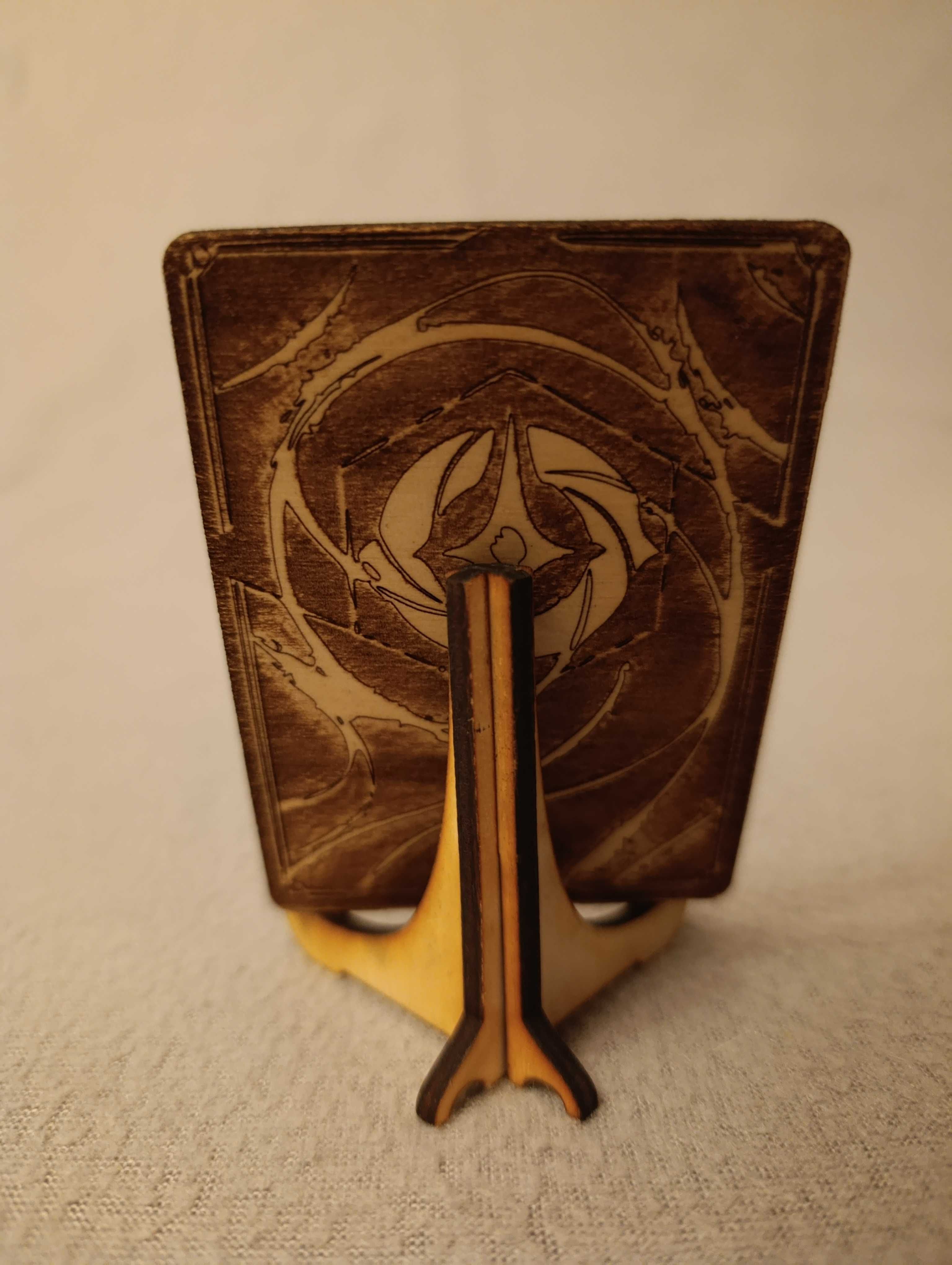 Karta Arcana wypalana w drewnie