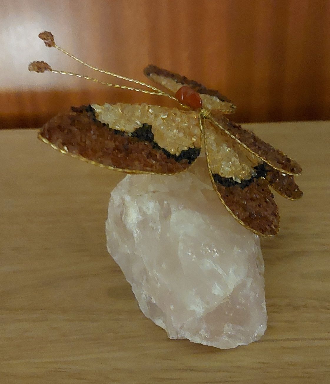 Borboleta de pedras com base em quartzo rosa