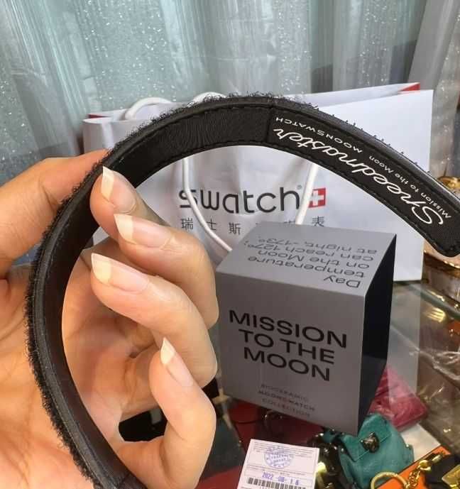 Swatch x Omega Bioceramic Moonswatch Mission to the Moon
SO33M100