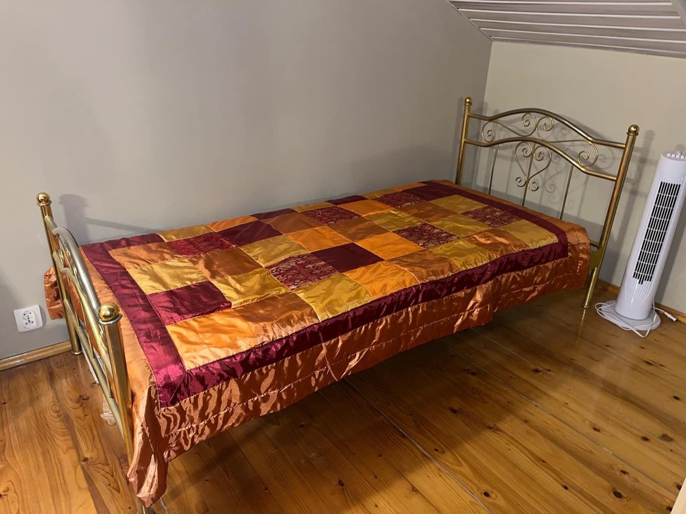 Łóżko 90x200 z materacem i stelażem