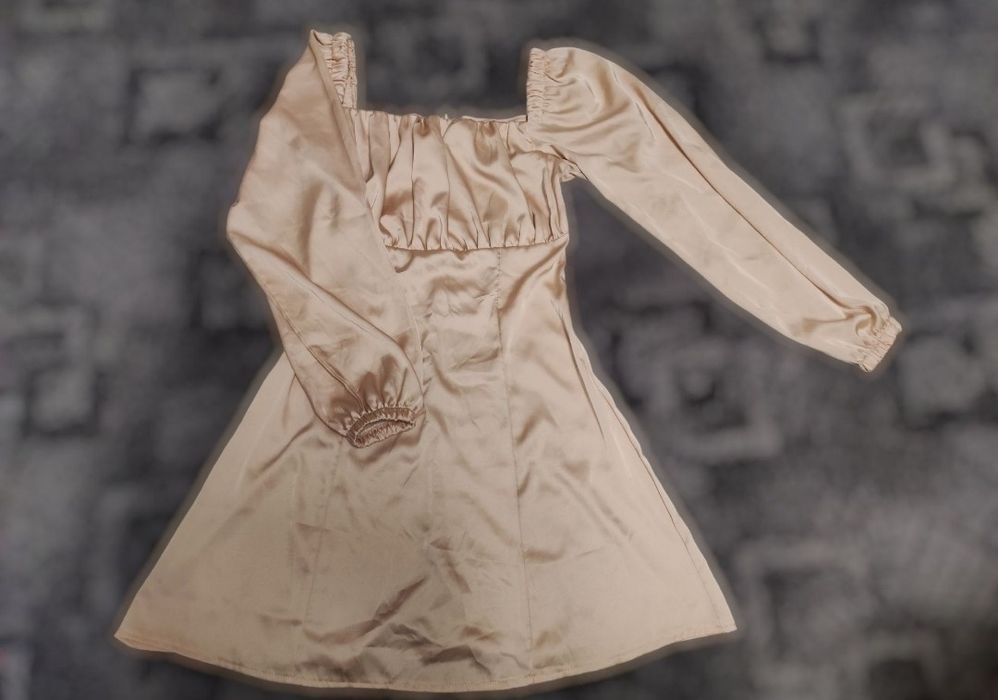 Лёгкое шёлковое приталенное бежевое платье